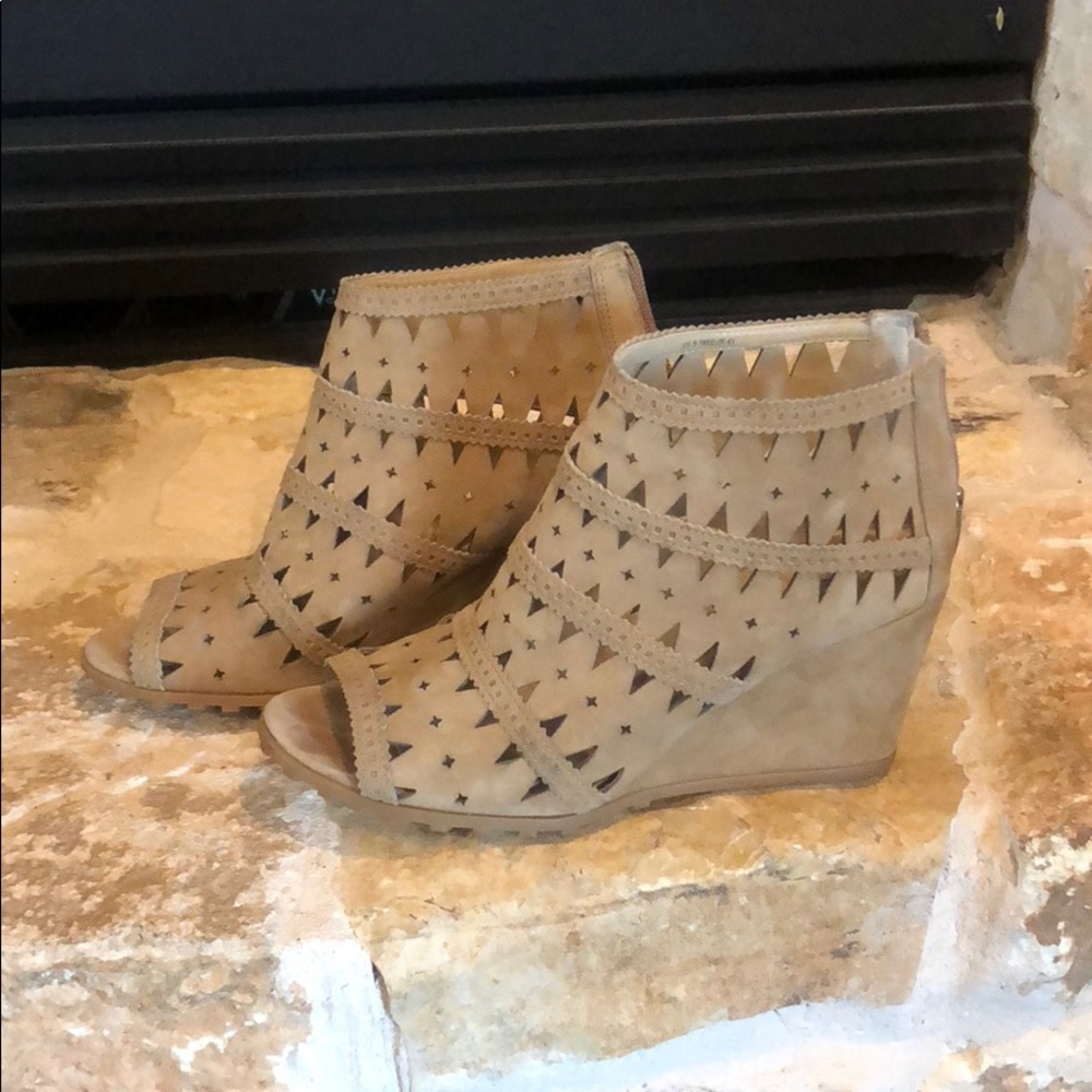 Via spiga cut out tan suede wedge